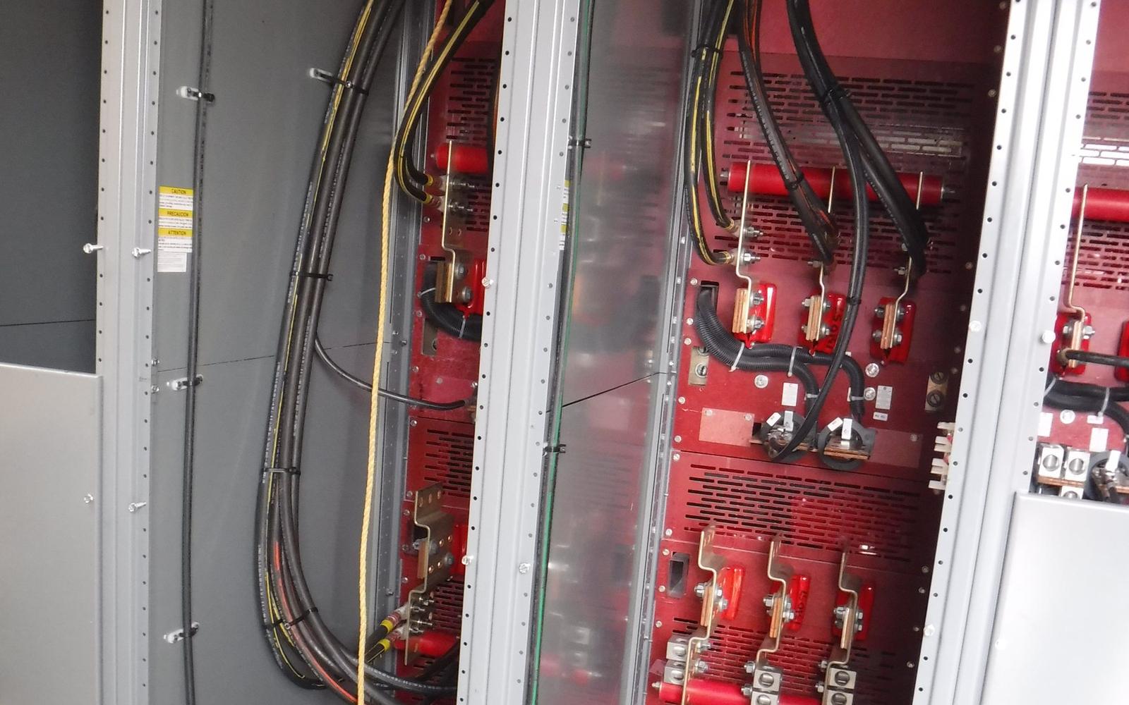 Câblage d’un tableau électrique en cours d’installation