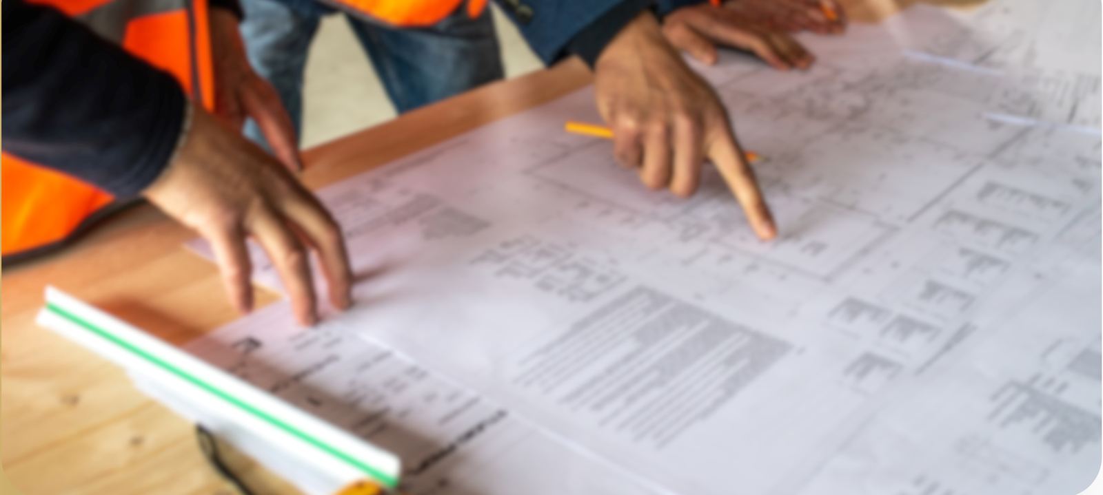 Équipe technique examinant des plans