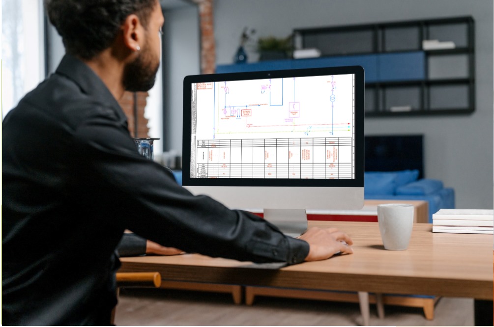 Étude et schéma technique affichés sur un poste de travail